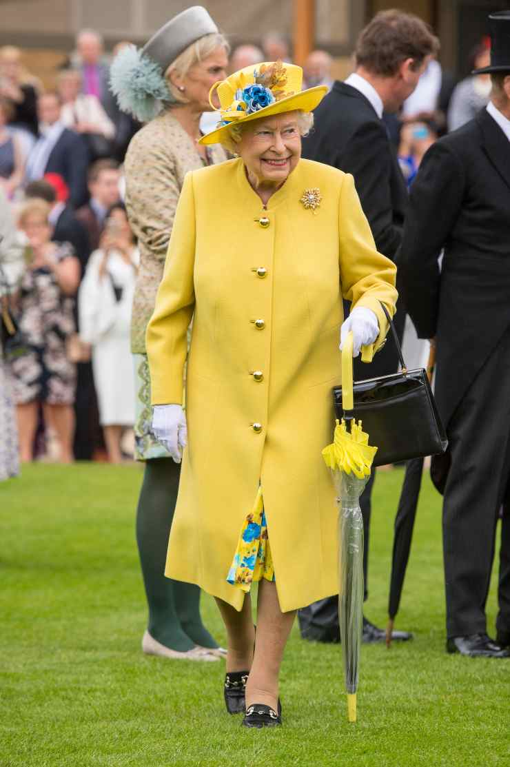 Regina Elisabetta guanti dres code e motivo per cui li indossa 