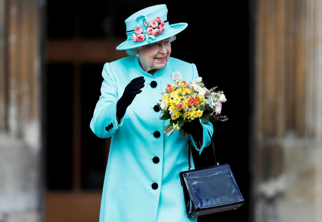 Regina Elisabetta guanti neri perché li indossa