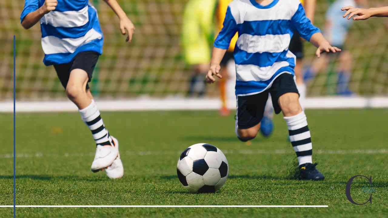 bambini che giocano a calcio