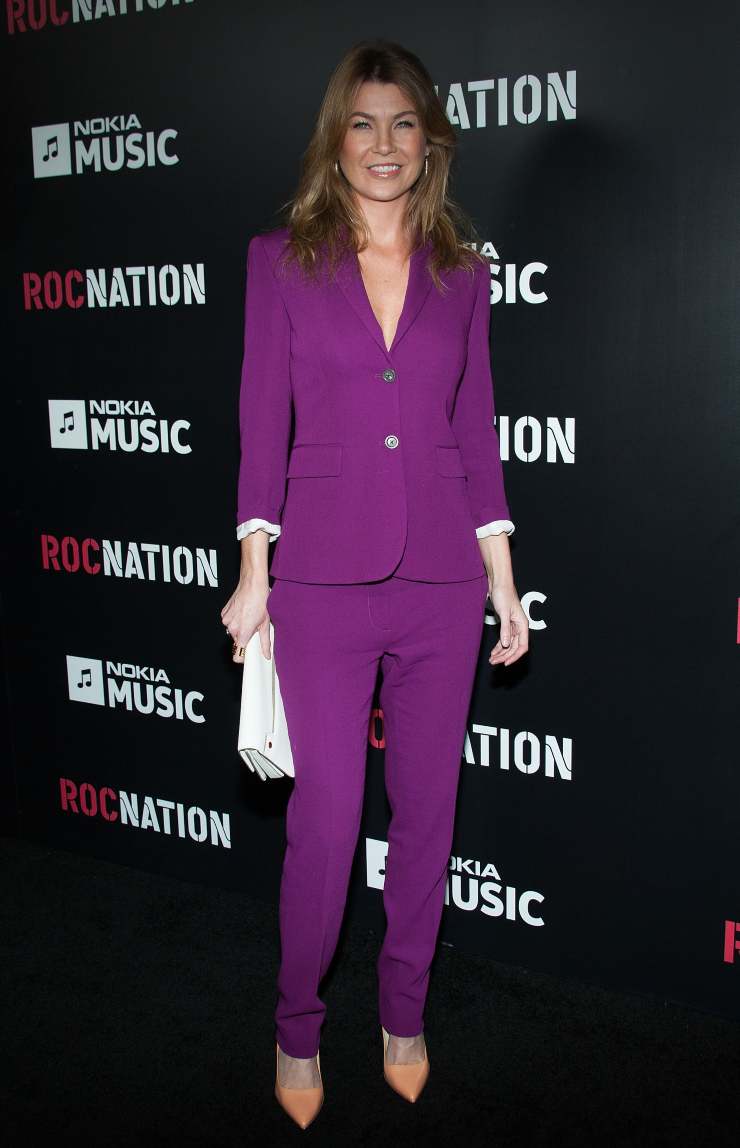 ellen pompeo tailleur viola con scarpe color pesca 