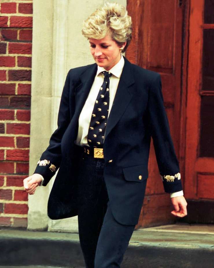 Diana in giacca e cravatta 