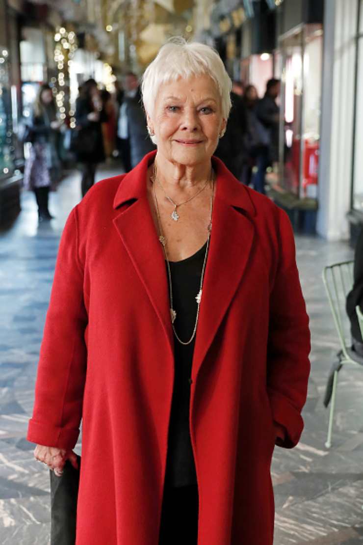 Judi Dench in rosso