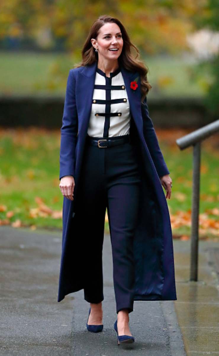 Kate Middleton con pantalone nero