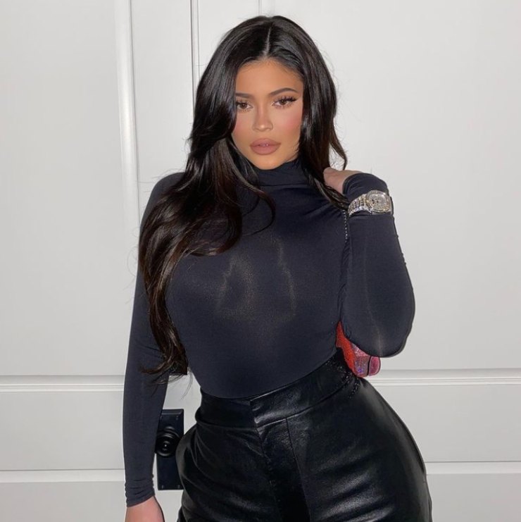 Kylie Jenner pantaloni a vita alta 