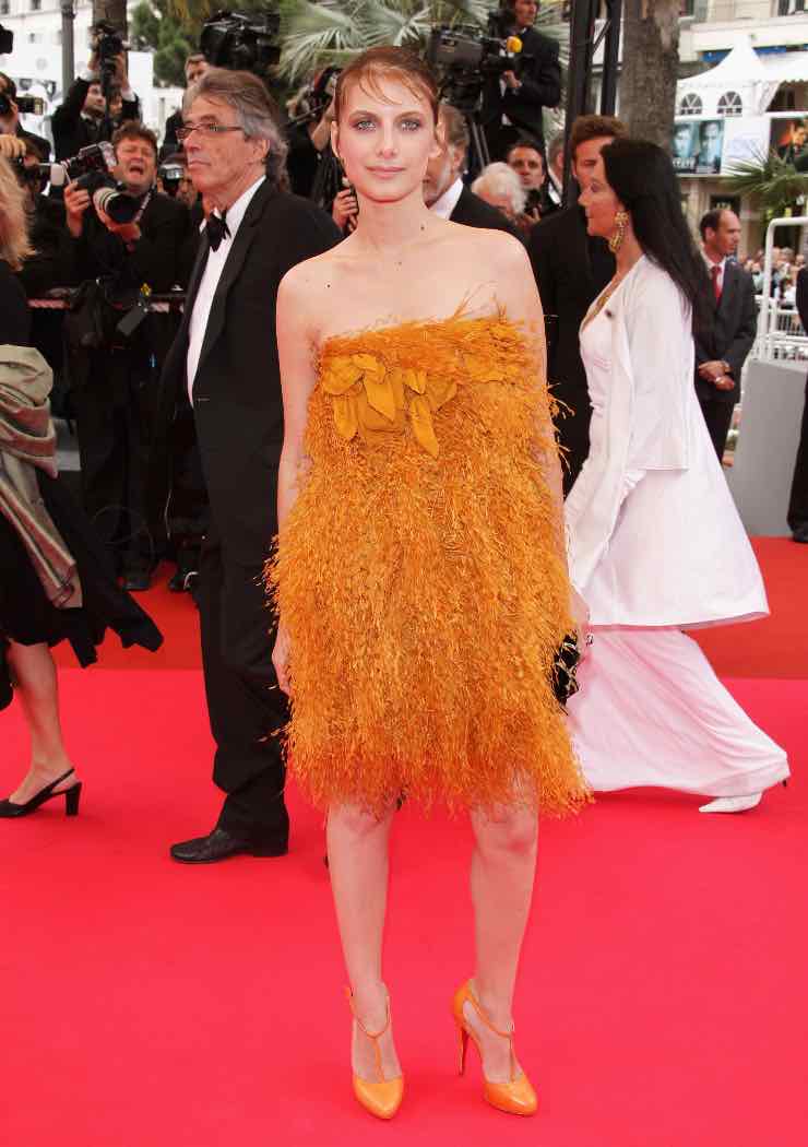 Mélanie Laurent vestito piume arancione