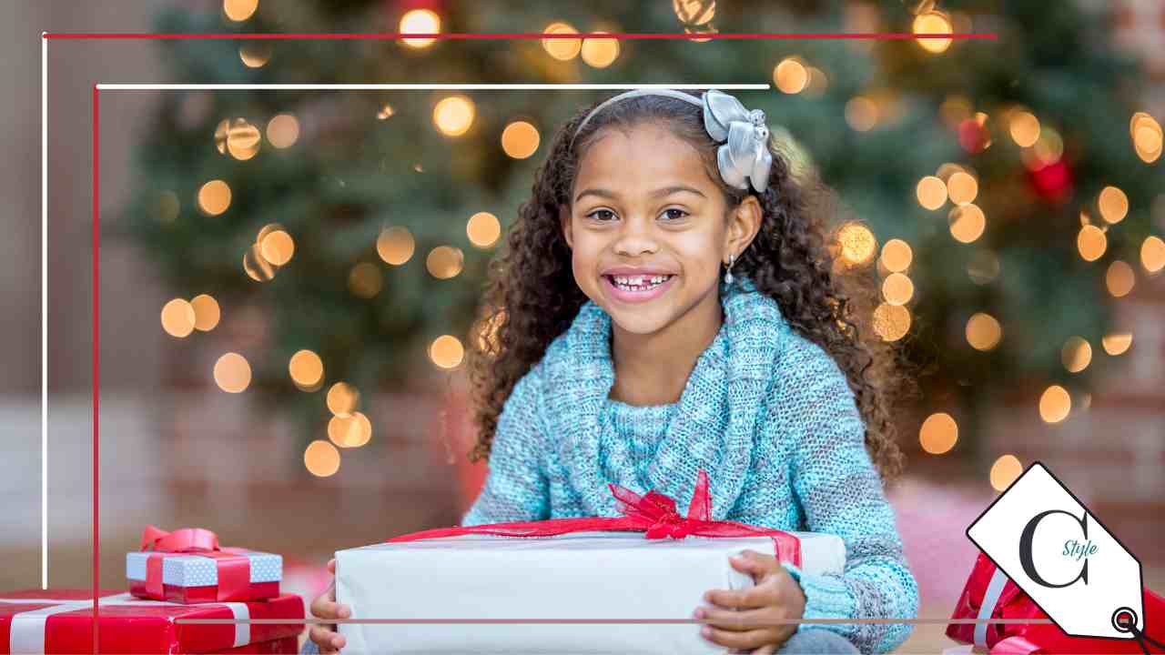 bambina con regalo di natale 