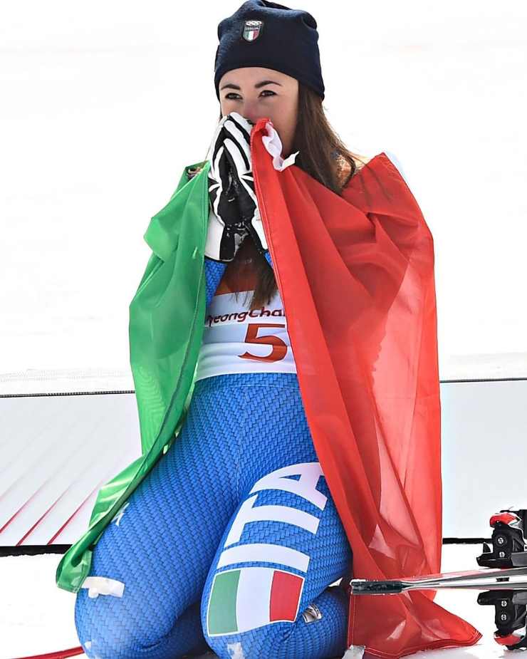 Sofia Goggia con bandiera italiana