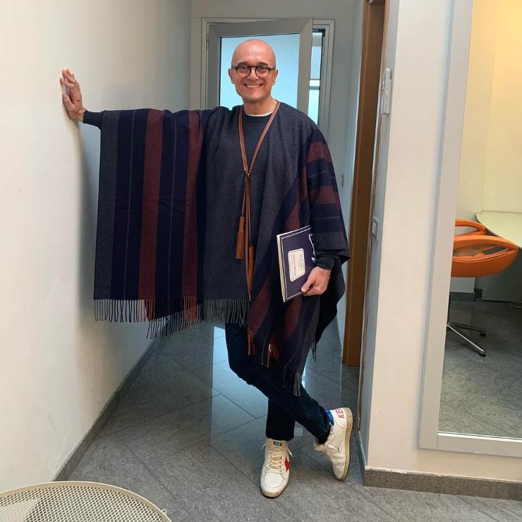 Alfonso Signorini in poncho