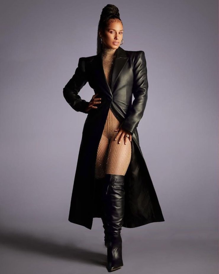 Alicia Keys in nero