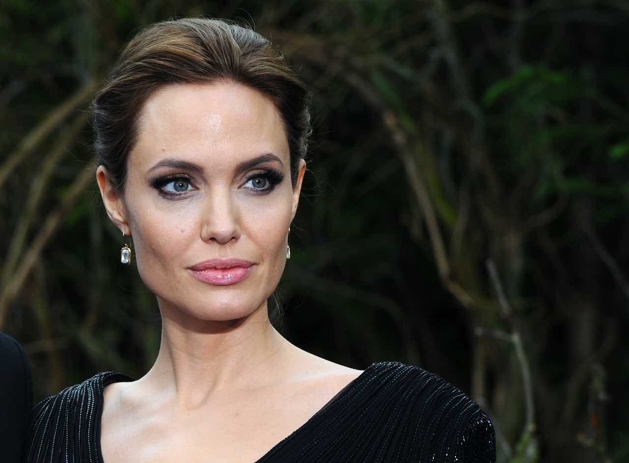 Angelina Jolie cappotto nero-