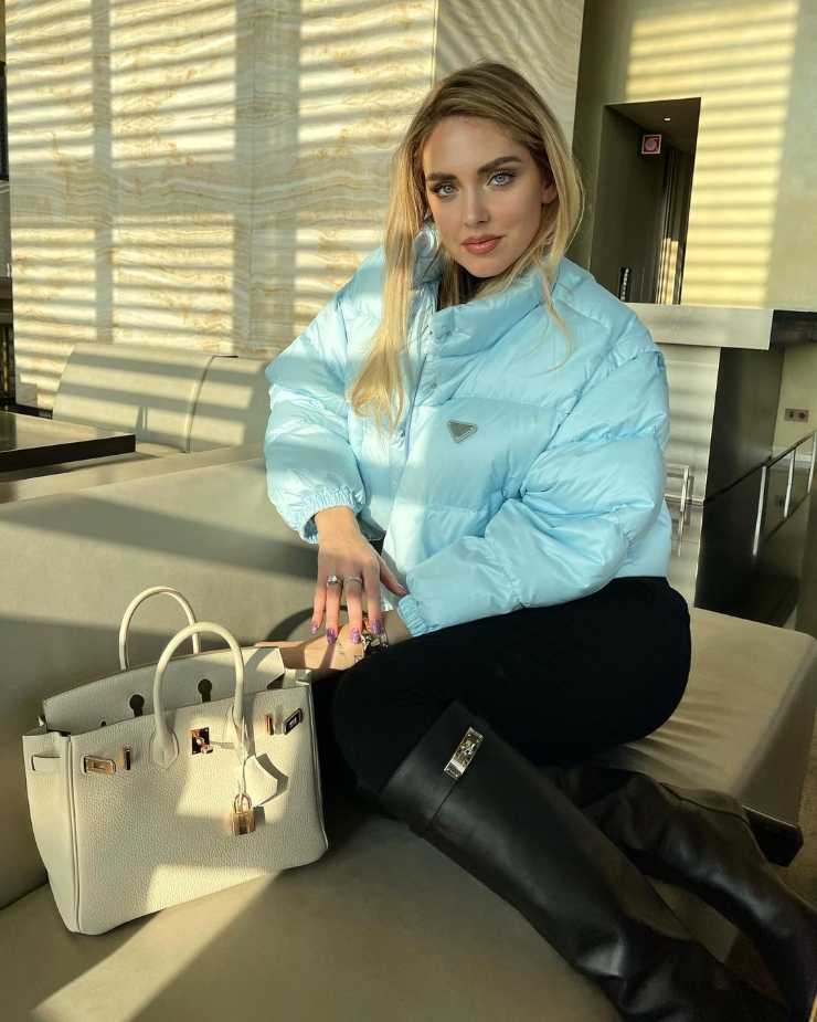 Chiara Ferragni con pantaloni neri