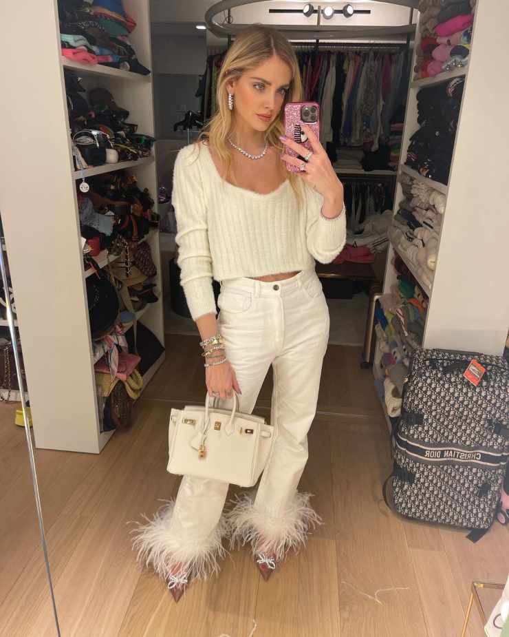 chiara ferragni jeans bianco con piume