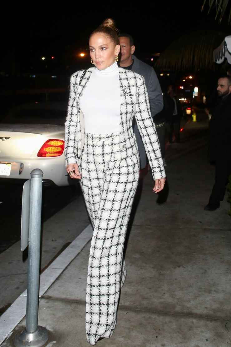 Jennifer-Lopez-pantaloni-a-palazzo