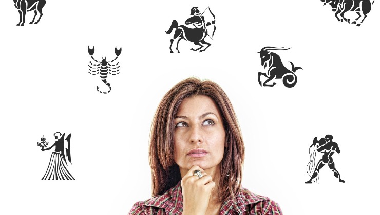 donna con segni zodiacali