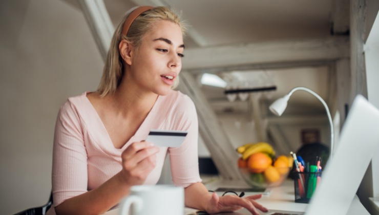 ragazza che fa shopping online