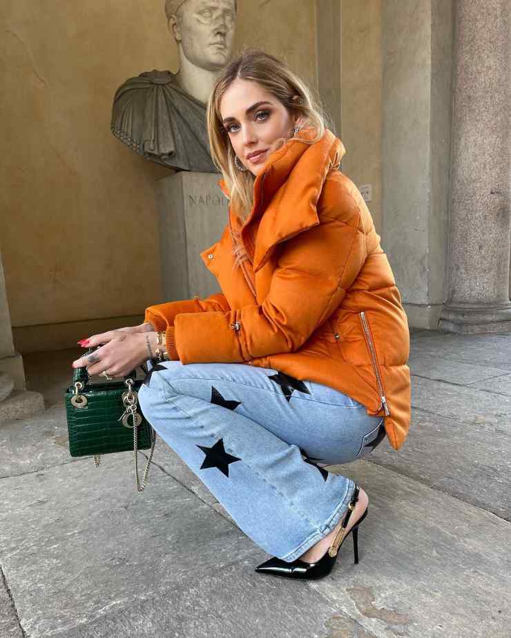 Chiara Ferragni con jeans a zampa 