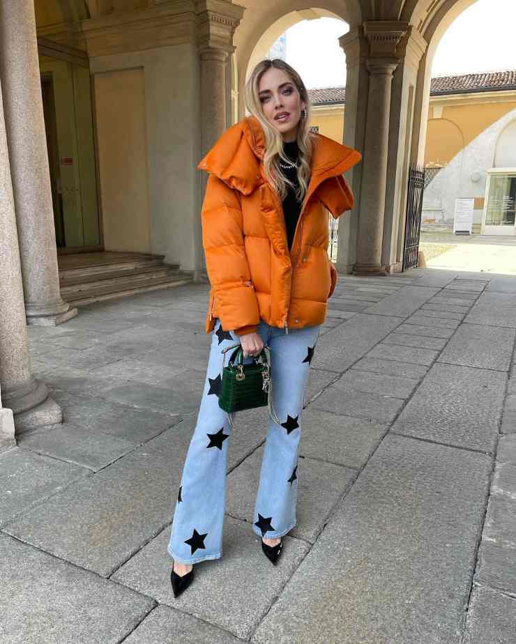 Chiara Ferragni con pantaloni a zampa