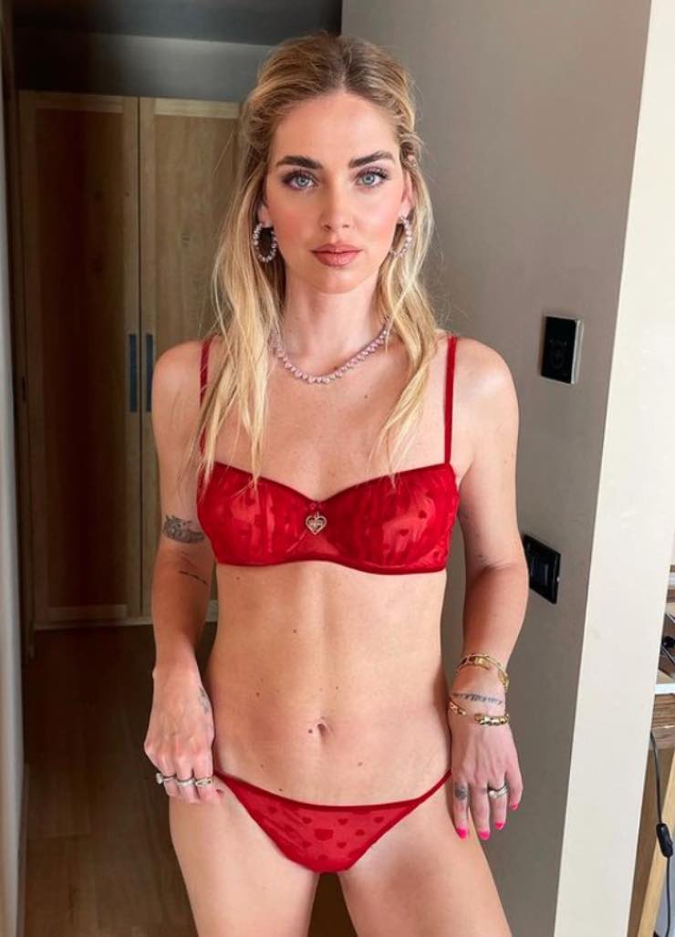 Chiara Ferragni completo intimo rosso