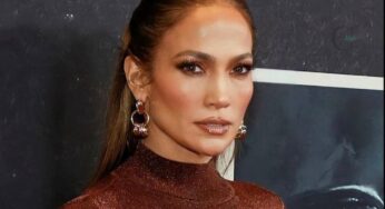 Jennifer Lopez in abito da sposa sul red carpet è una vera bomba sexy