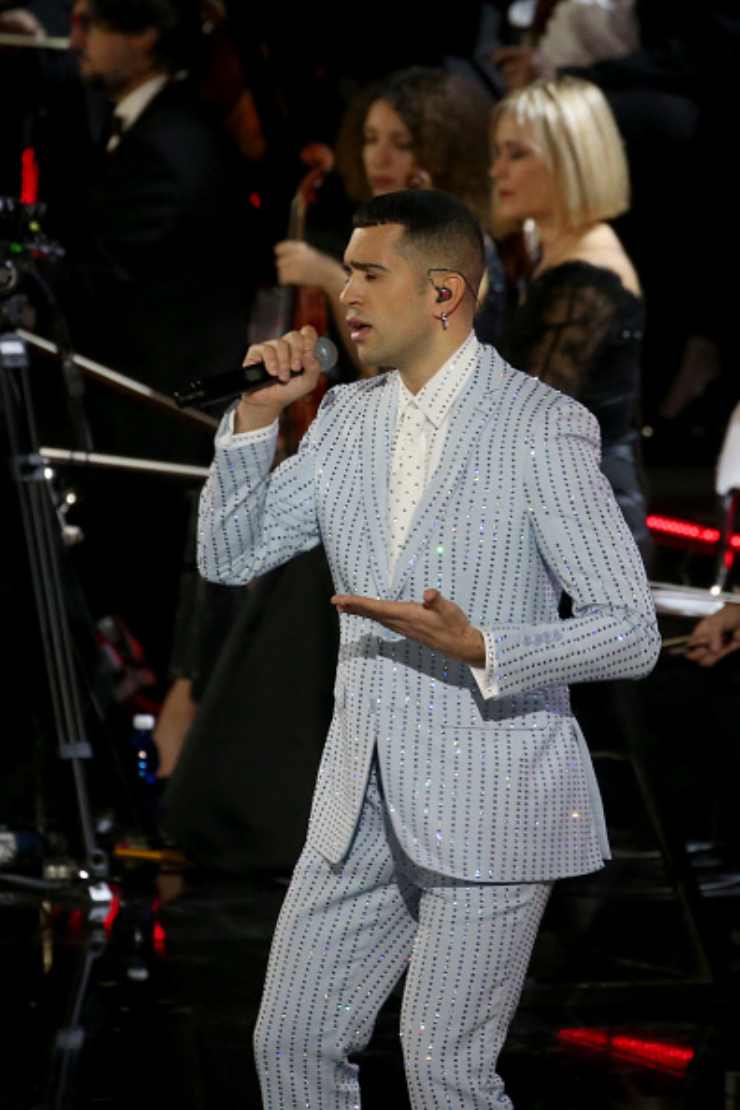 Mahmood in completo