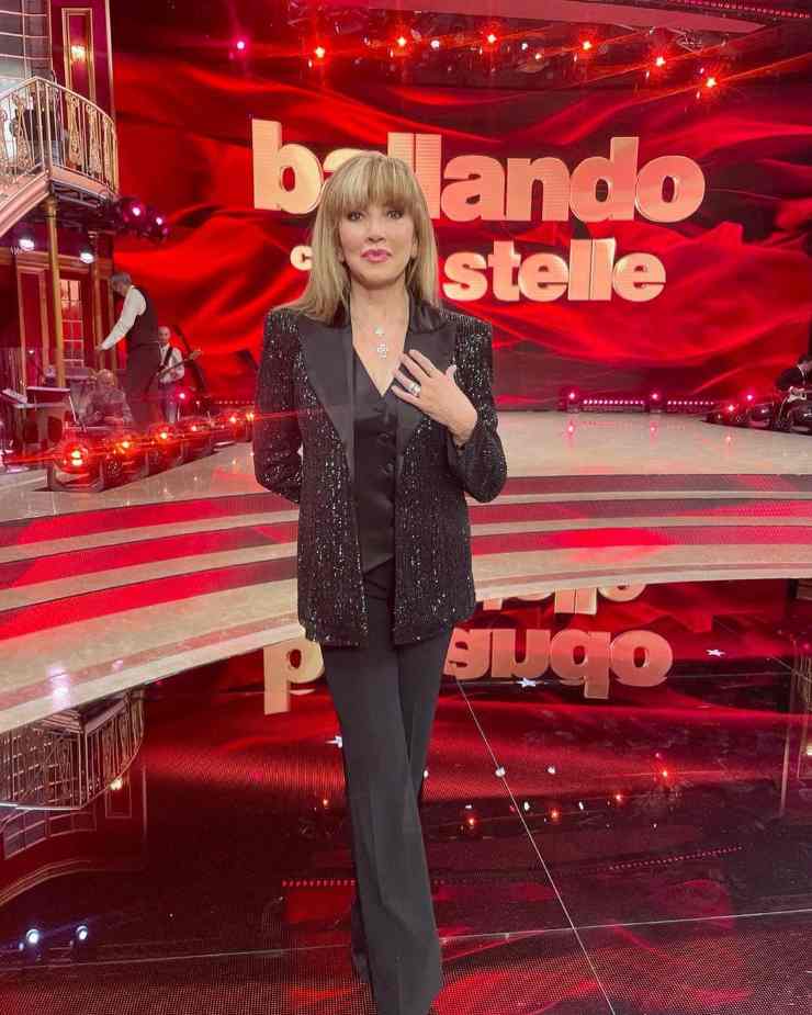 Milly Carlucci in nero