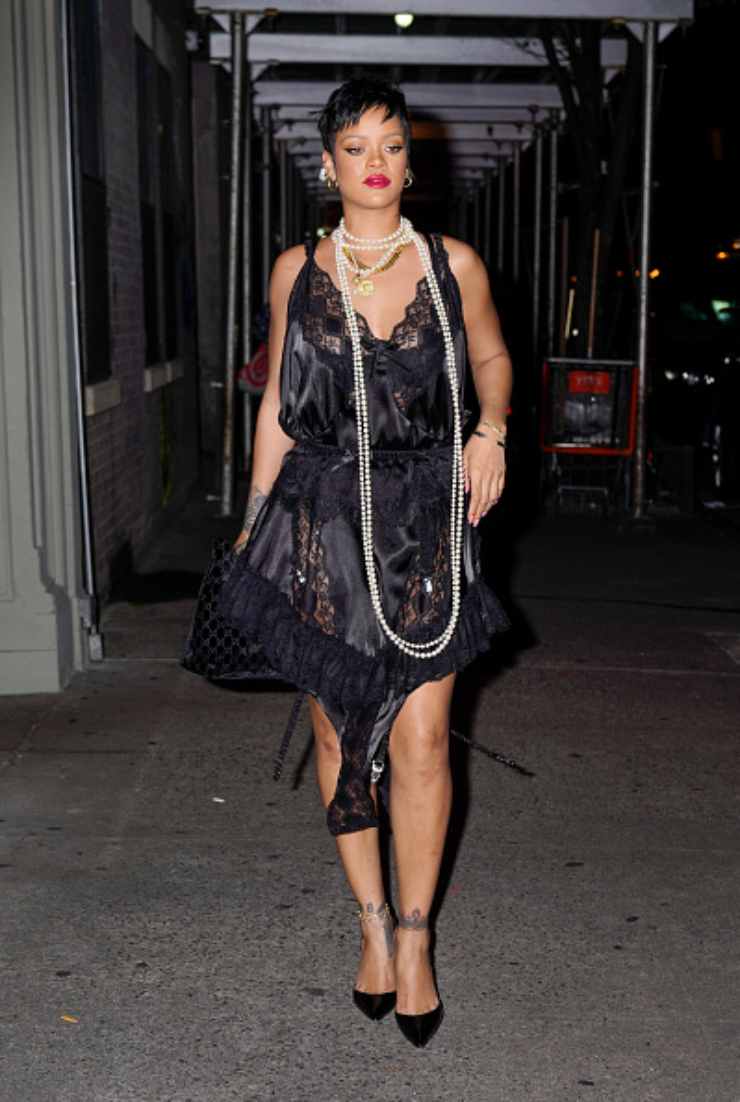 Rihanna in nero