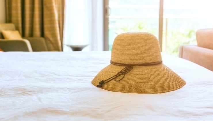 sfortuna cappello sul letto