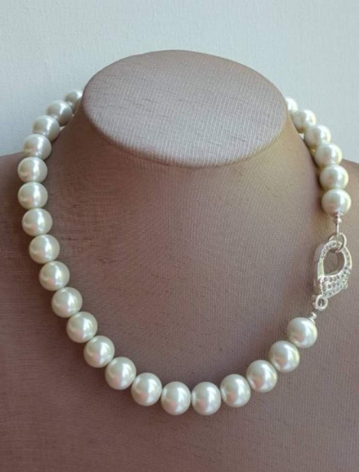 collana di perle con fibbia strass