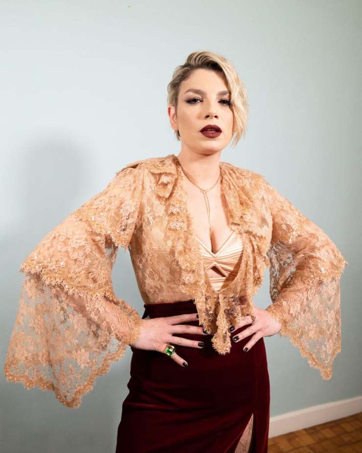 emma marrone gonna bordeux e blusa pizzo