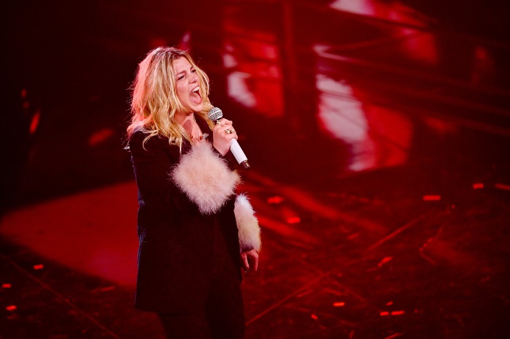 emma marrone giacca con pelliccia sanremo