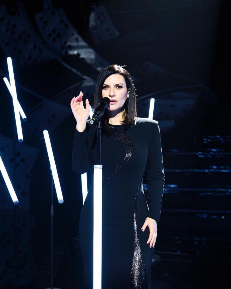 laura pausini esibizione sanremo 2022 vestito nero