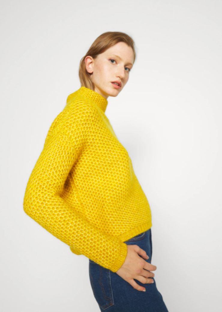 pullover giallo di lana