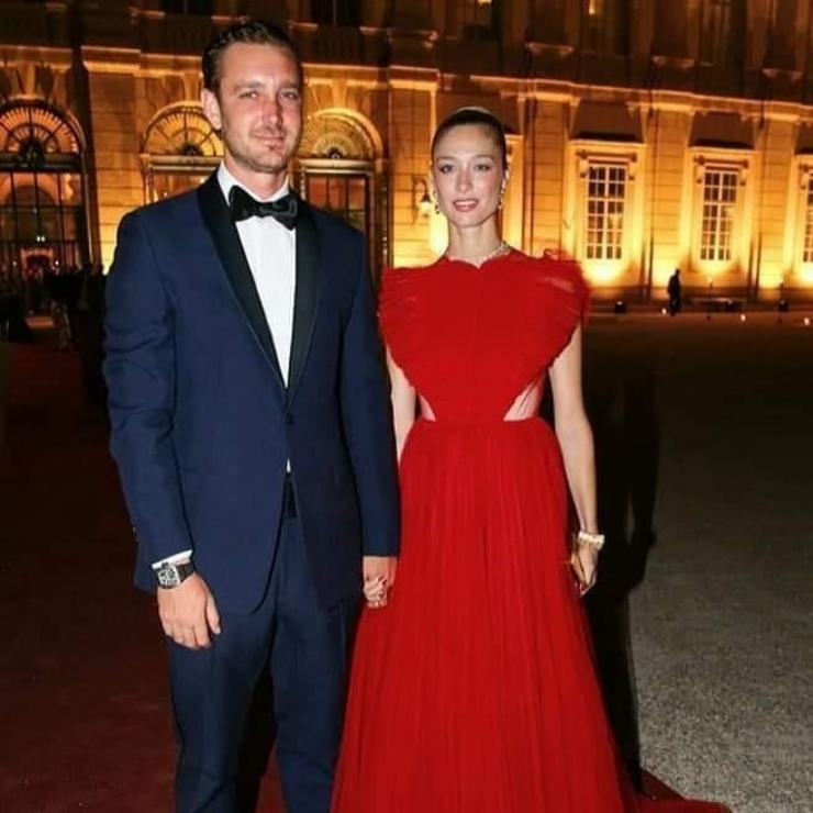 Beatrice in rosso e Pierre Casiraghi 