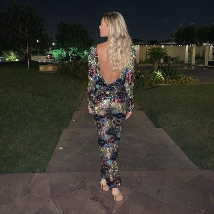 Ilary Blasi con completo