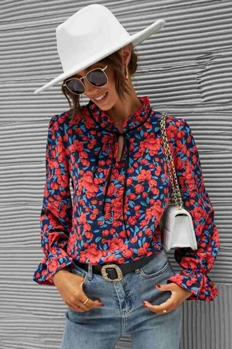 camicia blu con fiori rossi