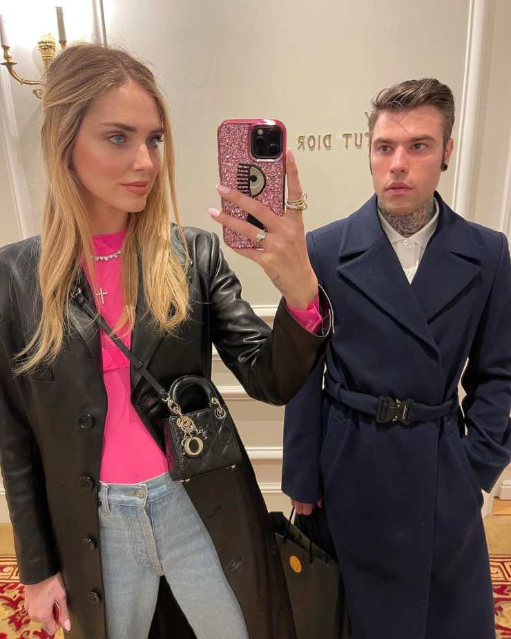 chiara ferragni maglia fucsia giacca pelle nera