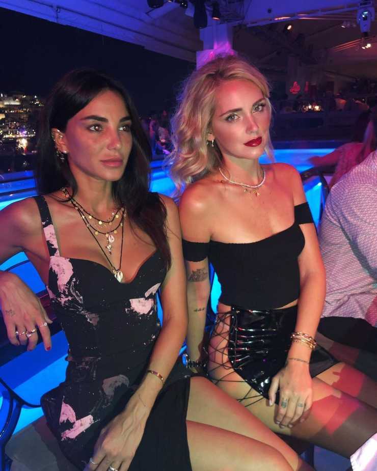 chiara ferragni gonna con stringhe