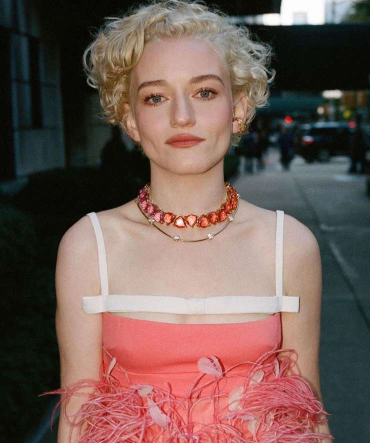 julia garner top pesca