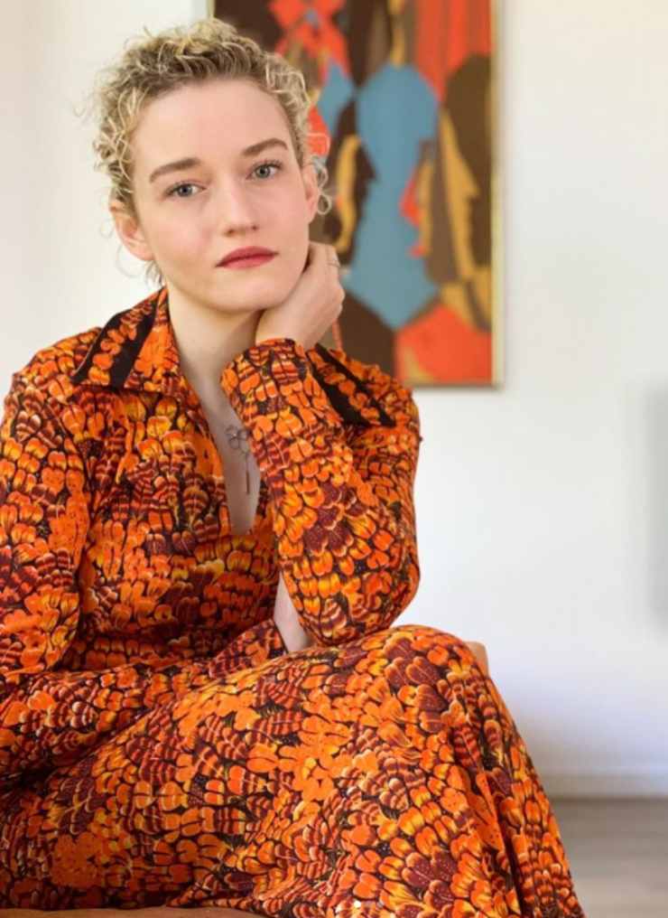 julia garner abito arancione