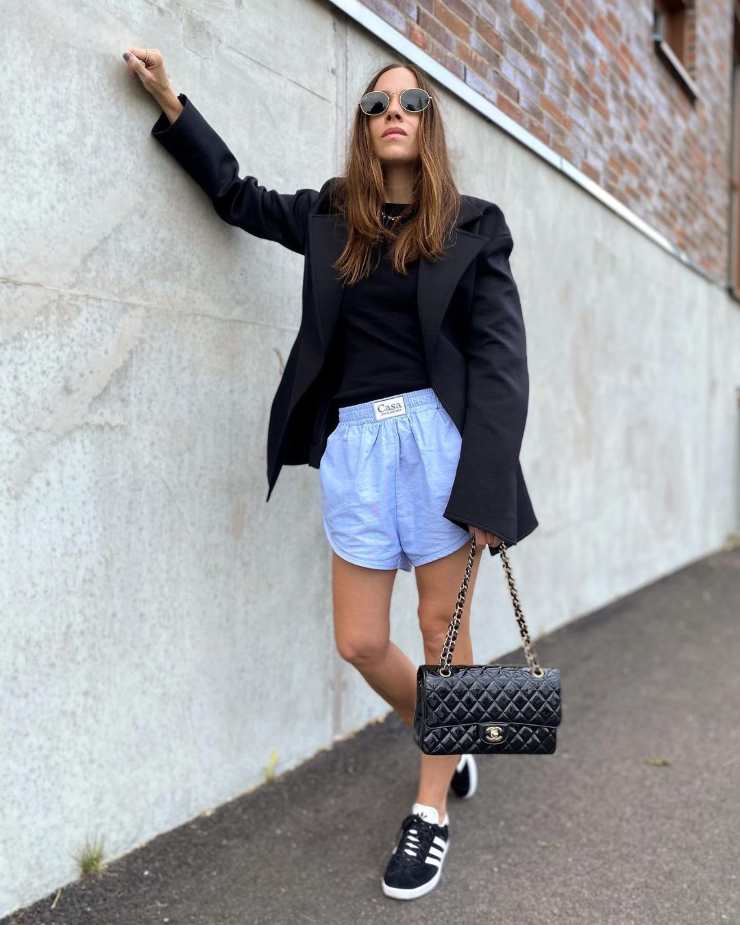 ragazza con borsa nera Chanel 