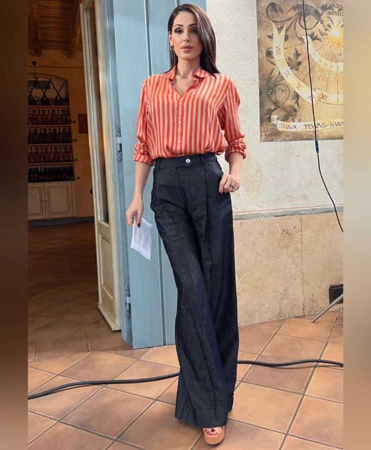 Anna Tatangelo con camicia