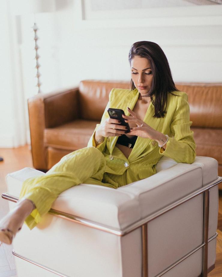 Anna Tatangelo con completo