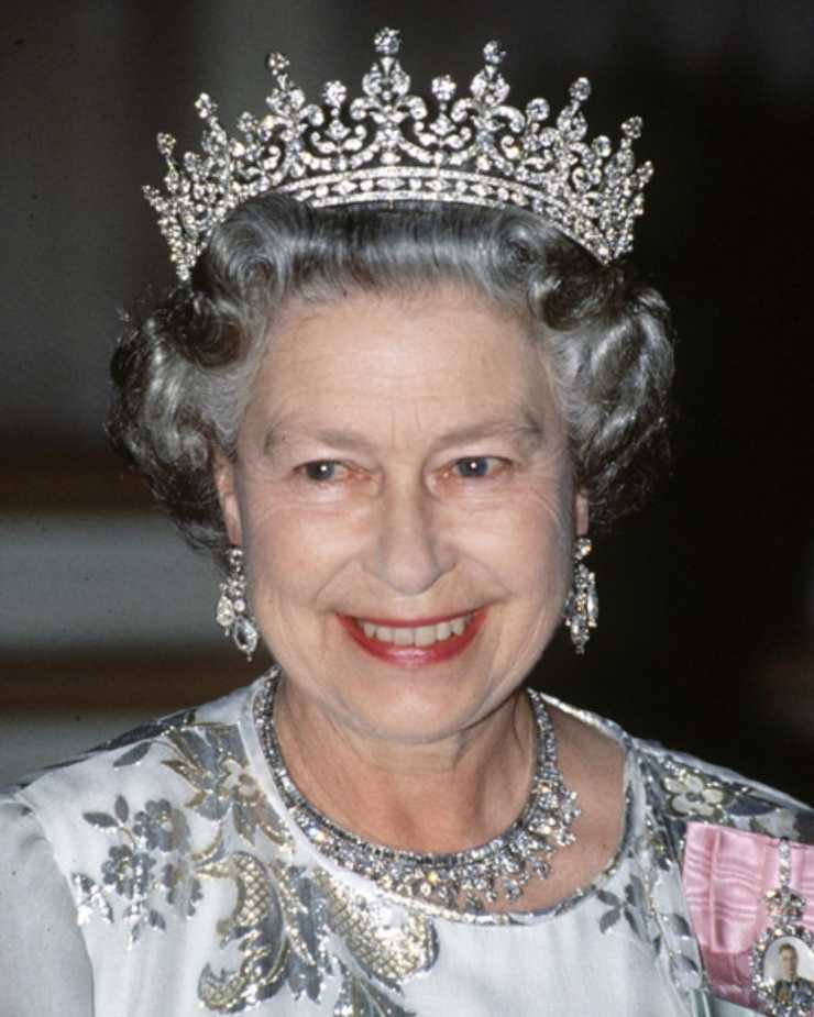 Regina Elisabetta con corona