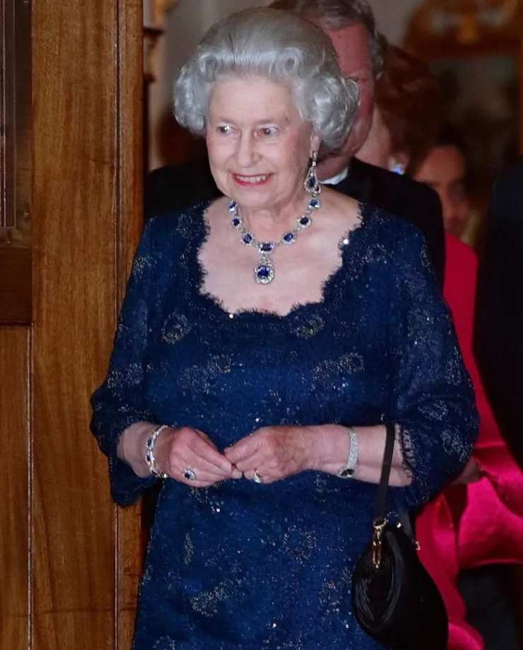 Regina Elisabetta in blu