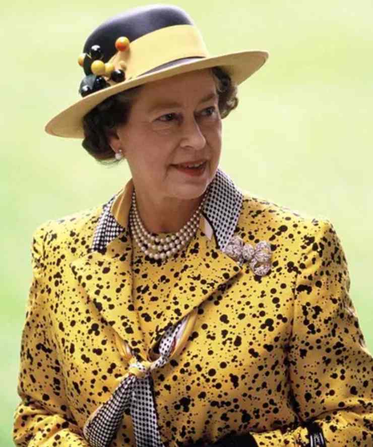 Regina Elisabetta in giallo 