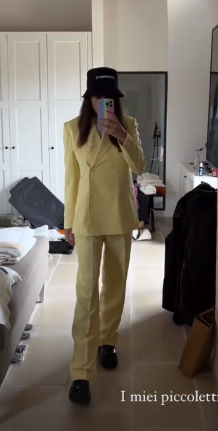 tailleur giallo cecilia rodriguez