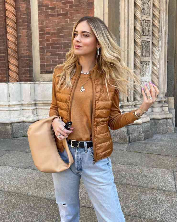 chiara ferragni piumino smanicato