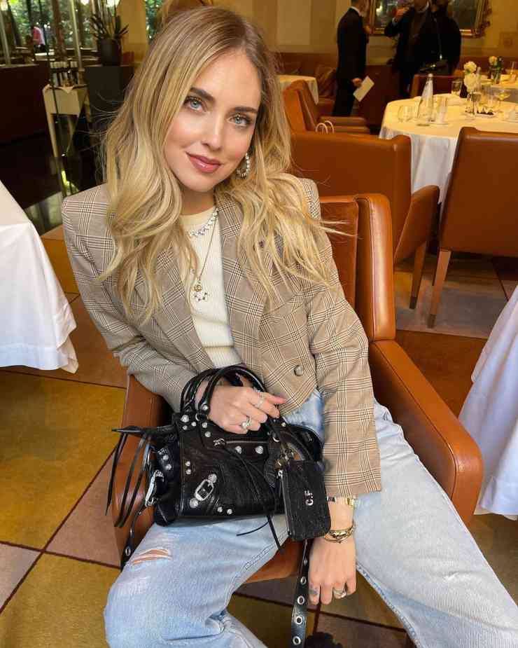 chiara ferragni giacca corta