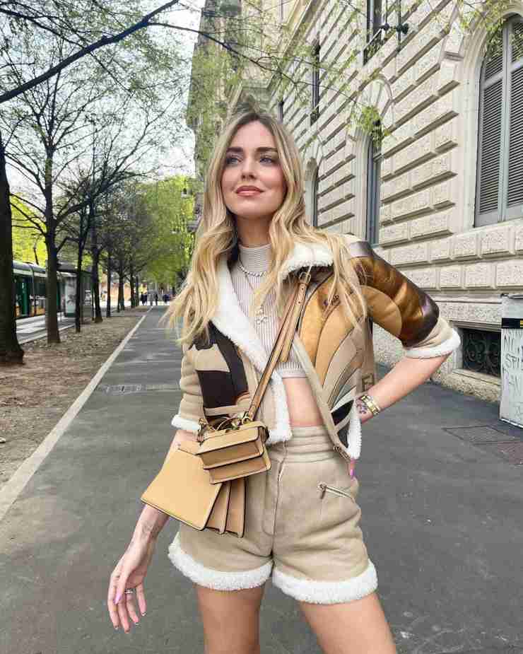 chiara ferragni pantaloncino pelliccia