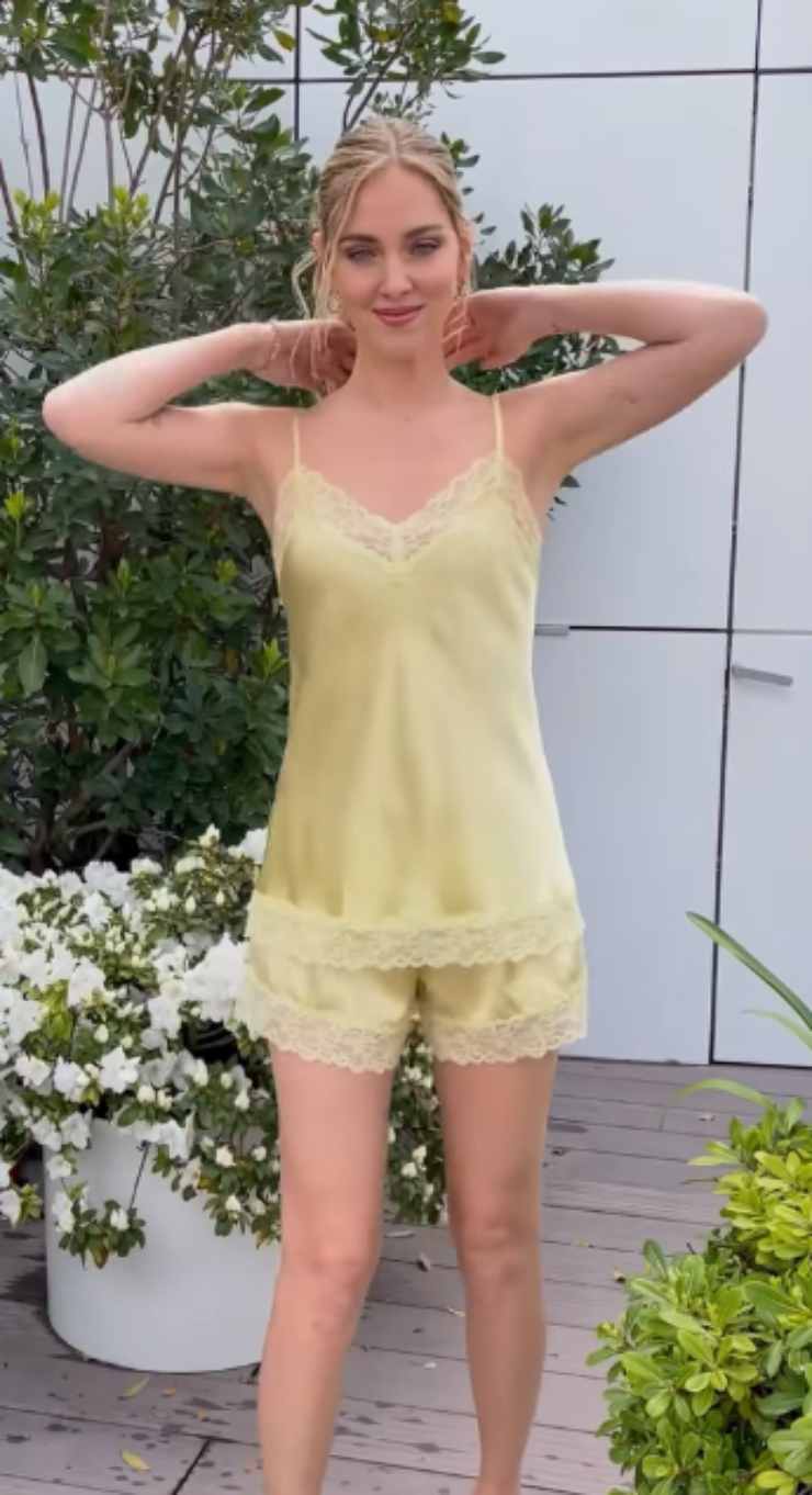 chiara ferragni completo intimissimi giallo